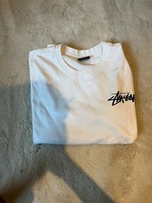 T-shirt blanc Stüssy avec un