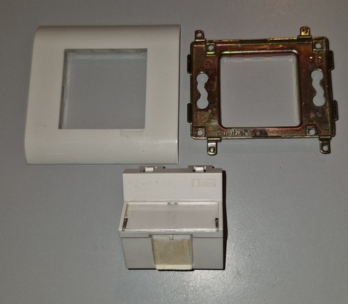 Une prise legrand mosaic - une,