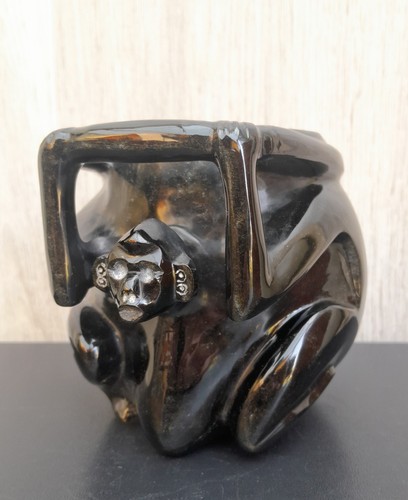 Obsidian monkey vase - vase, sculpté