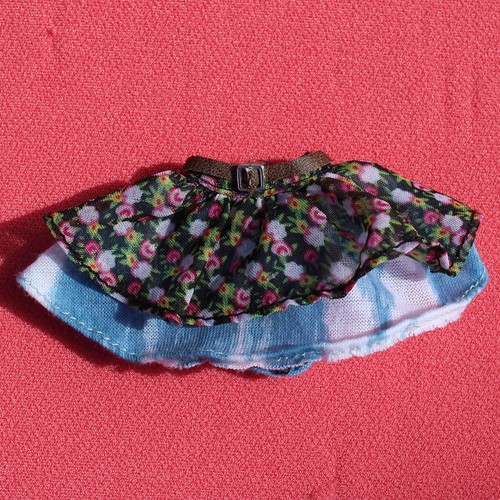 Jupe fleurie pour poupée