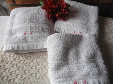 L OT DE 3 SERVIETTES DE TOILETTE EPOGE COTON BLANC"2BF"1 JB" ROUGE