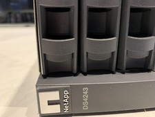 NetApp DS4243 NAJ-0801 24x SAS Bay 2x IOM3 contrôleurs 4x PSU baie de stockage 