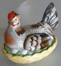 Céramique Biscuit Staffordshire - fin 19ème siècle - Poule Couvant Oeufs Panier