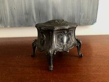 JOLI  COFFRET A BIJOUX EN