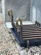 Chenets et Grille Bûches Cheminée en fer et laiton Tête de Cigne 1940s