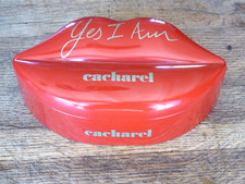 boite en métal coffret  yes i Am cacharel forme lèvres rouges parfum collection