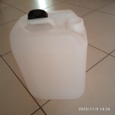 1 bidon plastique - contenance 10 litres - hauteur 30cm - largeur 18cm