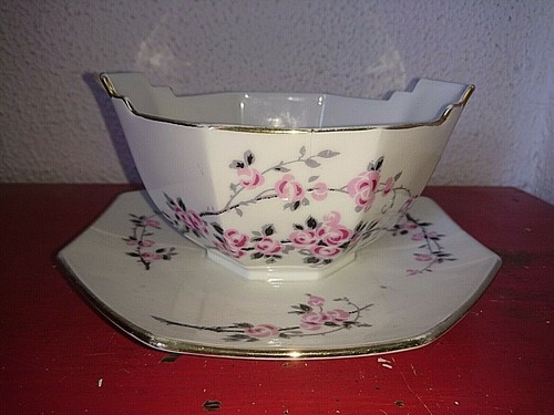 Ancienne belle sauciere sur - ancienne,
