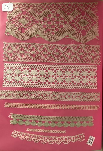 Dentelle ancienne sur carton - ancienne,