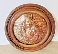 Assiette décorative en cuivre,cadre,décor repoussé,motif femme fileuse,vintage