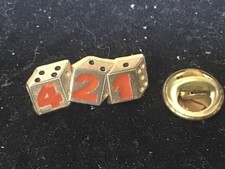 pins 421 signé DECAT PARIS. jeu de dés jeu de bar