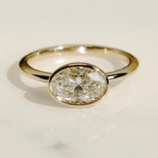 Bague sertie d'une lunette diamant IGI Lab taille ovale de 2 ct d'est en oues...