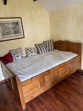 un lit ancien de 120 cm avec