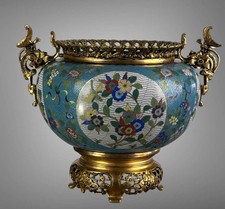 CACHE POT EN BRONZE CISELÉ ET