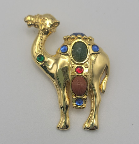 Gold tone engraved camel - gold,
