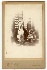 PHOTO CABINET Drutel Vienne, une femme costume coiffe infirmière?
