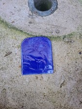 Plaque EN FAÏENCE DE RUBELLES ?  décor d'une élégante