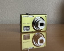 Green Nikon Coolpix S3000 12MP