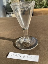 VERRE A PIED du XVIII ème SIECLE gravé  10.7 cm
