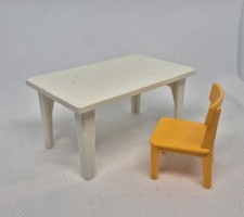 TABLE BLANCHE DE 7.5 cm DE LONGUEUR ET CHAISE JAUNE PLAYMOBIL...