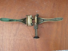 Ancienne bouchonneuse de
