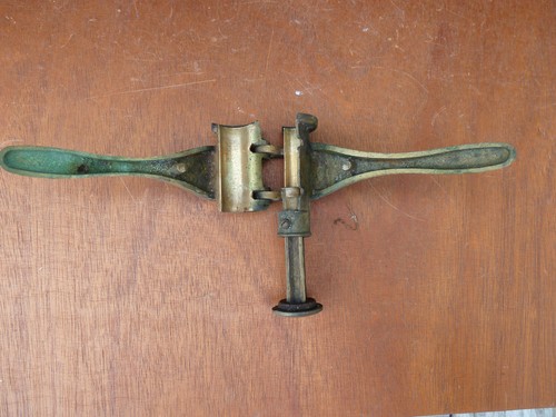 Ancienne bouchonneuse - , de