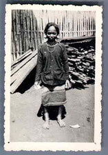 Viêt Nam, Femme nu-pieds ornée de bracelets   Vintage silver print.  Tirage ar