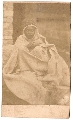 Jeune garçon algérien assis