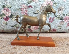 Cheval en laiton moulé sur