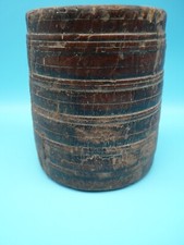 Ancien pot en bois sculpté / Inde