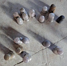 Lot de 17 anciens dés à