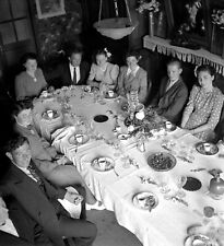 Portrait à table repas convives salle à manger  - ancien négatif photo an. 1950