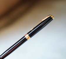 ELEGANT STYLO BILLE PARKER SONNET EN LAQUE NOIRE - FINITION PL. OR 18 CARATS