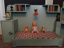 JOUET ANCIEN  CHAMBRE DE POUPÉE ART DÉCO  AVEC ÉTAGÈRE ANNÉES 50