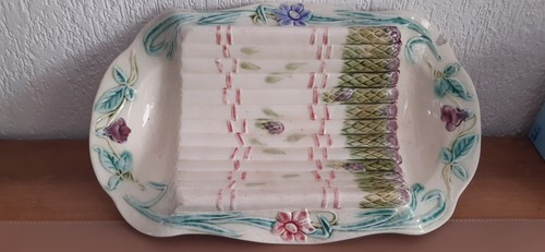 Plat barbotine asperges ancien