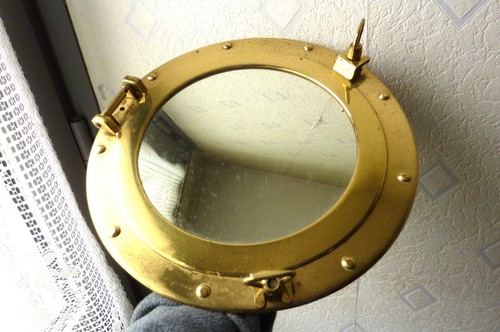 Miroir dans hublot de - un,