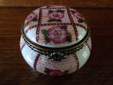 BOITE A PILULES PILULIER EN PORCELAINE D'ART DE LIMOGES DECOR FLORAL  N°4