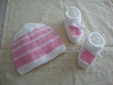 Bonnet et chaussons NEUFS Bébé fille 0/3 mois tricotés main