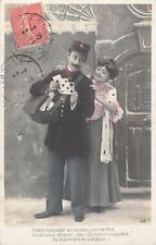 CP FEMME CHIGNON SOURIANTE FACTEUR SACOCHE LETTRES