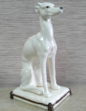 STATUETTE CHIEN Assis sur son coussin, en céramique craquelée, hauteur 27 cm