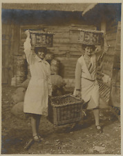 Great Britain, Working women  Vintage silver print. Fox Photos  Tirage argenti