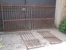 3 M 50 X 113 cm, ensemble d'ancienne cloture en fer plat riveté, grille