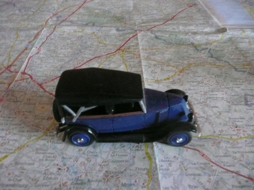 Renault bleue 1927 ancienne - bleue,