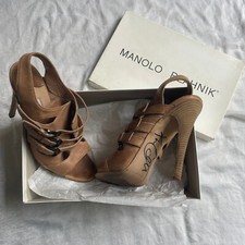 Escarpins en cuir Manolo Blahnik autographiés par Kim Cattrall