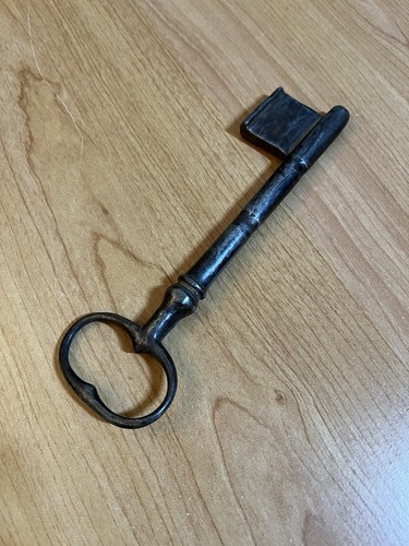 Grande clé porte - clé, ancienne
