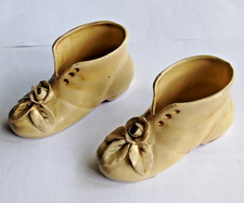 Ancienne paire de petites chaussures en porcelaine  couleur crème