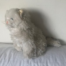 AUX NATIONS  - PELUCHE "CHAT BLANC  ASSIS A POILS LONGS" 27 cm HAUTEUR  