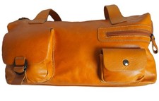 Sac NEUF en CUIR, couleur camel, style besace, marque HEYRAUD, porté épaule