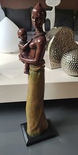 Grande Sculpture Femme Africaine/Masai portant son enfant. Polyrésine. Haut 40,5