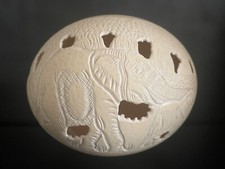 Oeuf d autruche sculpté décor éléphants, signé Leonard Ratchoene